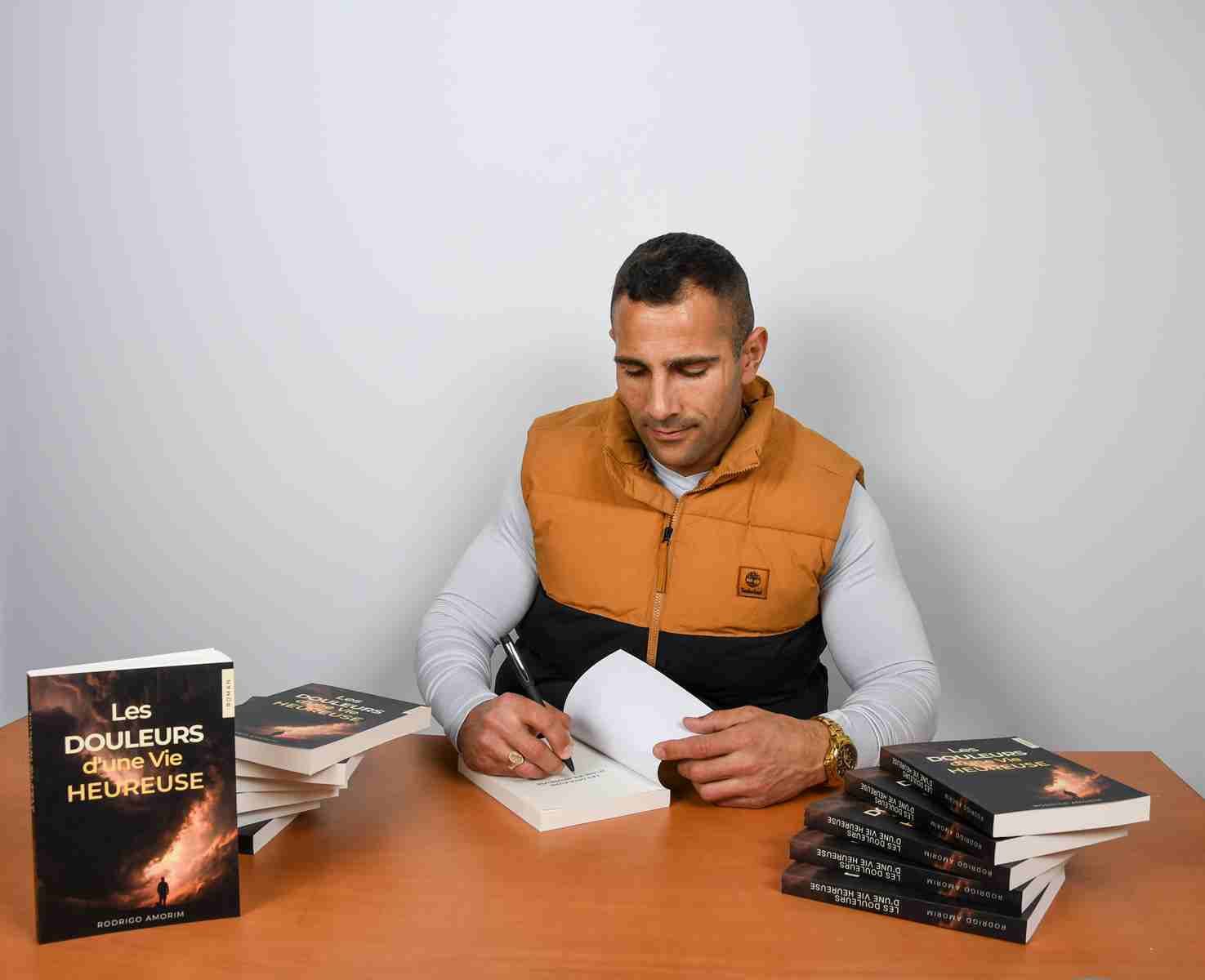 Rodrigo Amorim signant un exemplaire de son premier roman